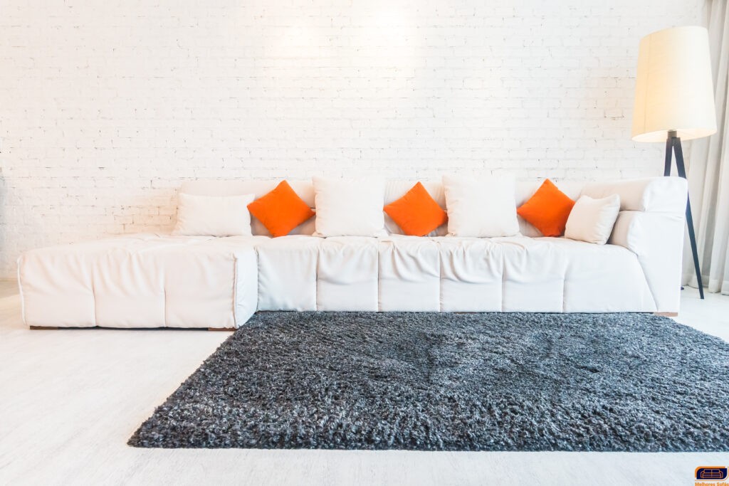 8 sugestões para combinar sofá com cor do carpete e deixar sua sala impecável 